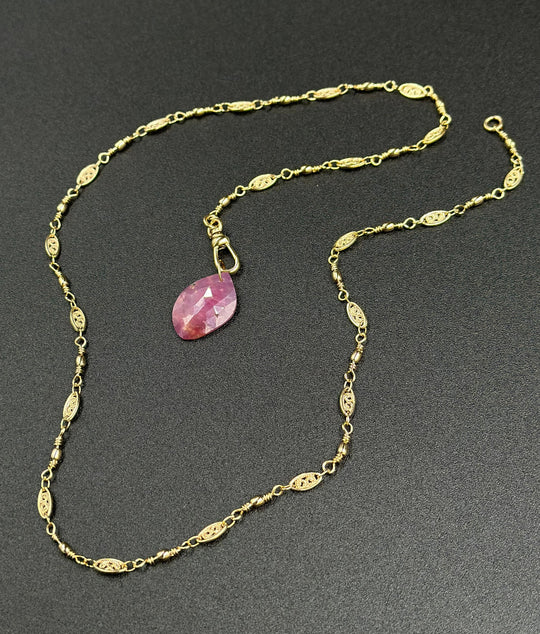 Collier rubis et chaîne filigrane plaqué or