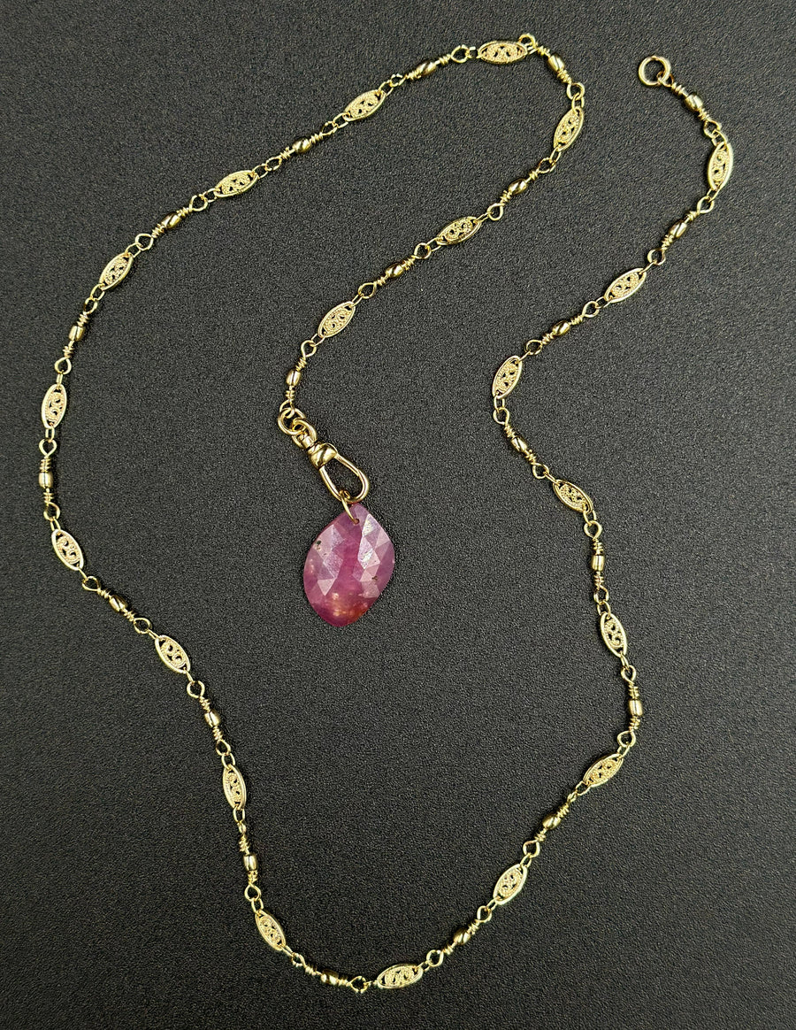 Collier rubis et chaîne filigrane plaqué or