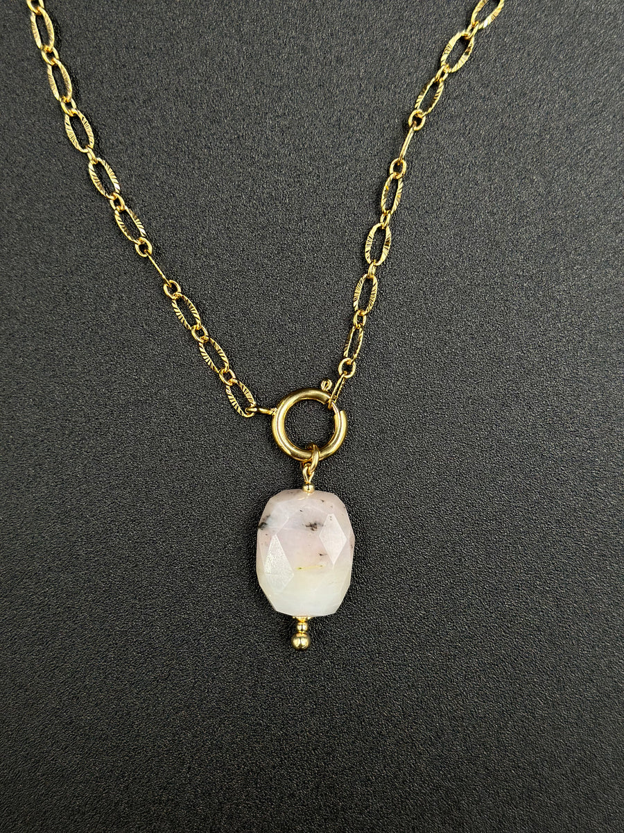 Collier opale rose et chaîne plaqué or
